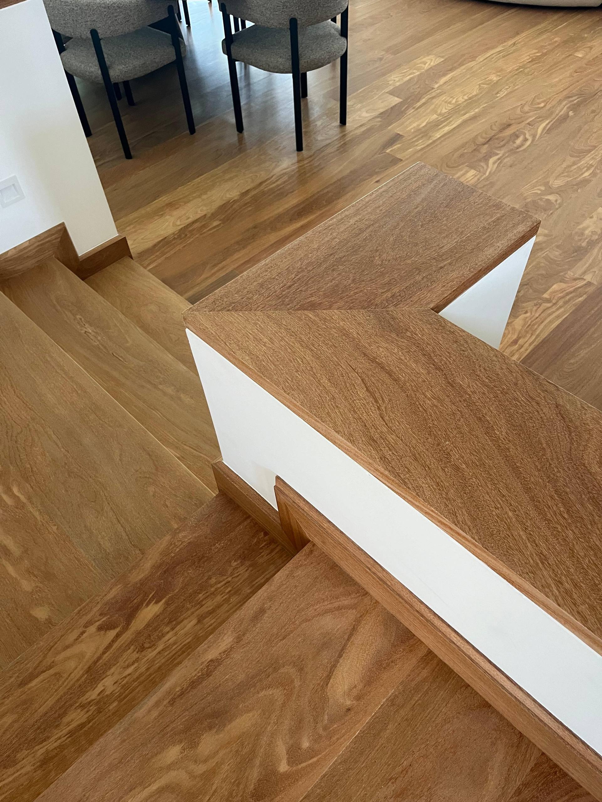 Escaleras y pasamanos en madera